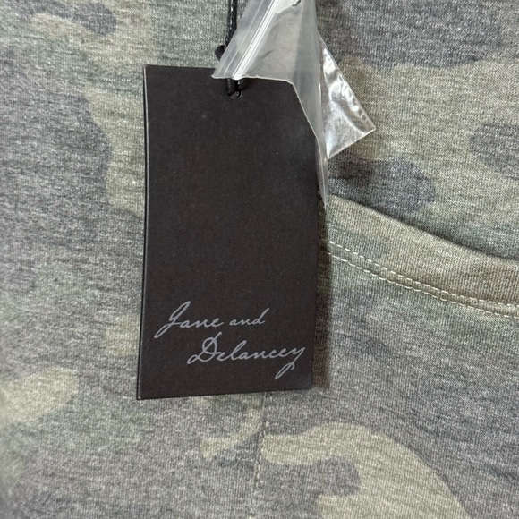 NEW Jane and Delancey Camo T-shirt Size S - Picture 3 of 8